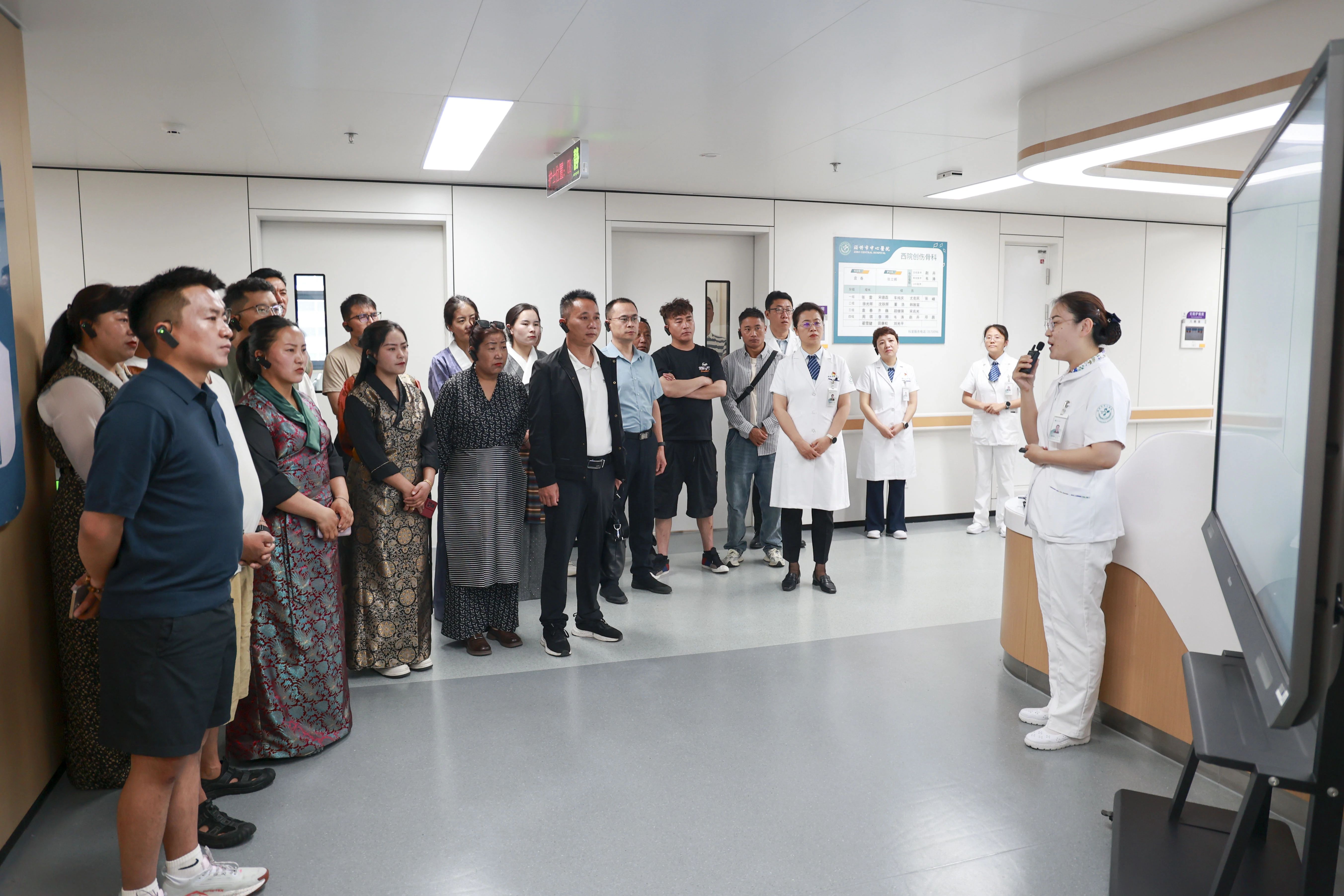 携手共进 共筑健康梦——昂仁县卫生健康委一行到市中心医院参观
